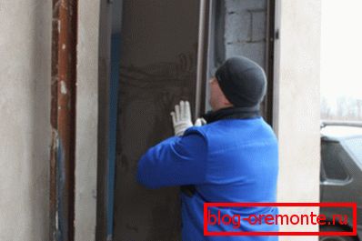 Postavljanje vrata na zavareni okvir. Postavljanje vrata na zavareni okvir.