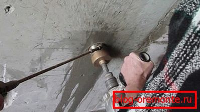 Vlaženje rupe tokom bušenja u velikoj mjeri olakšava proces. Vlaženje rupe tokom bušenja u velikoj mjeri olakšava proces.