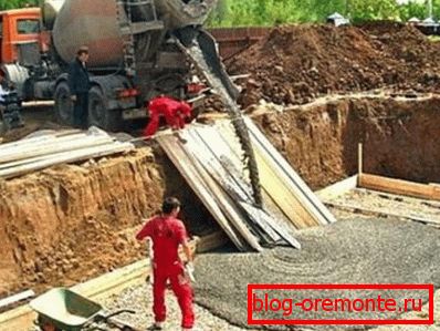 Punjenje osnove sa uvezenim betonom Punjenje osnove sa uvezenim betonom