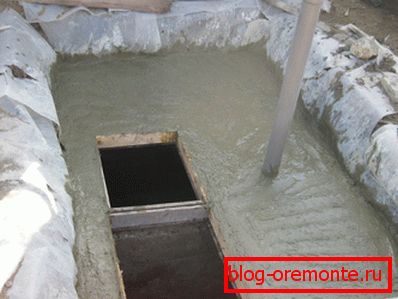 Ispunjavanje monolitnog plafona sa kontrolnim poklopcima i ventilacijom. Ispunjavanje monolitnog plafona sa kontrolnim poklopcima i ventilacijom.