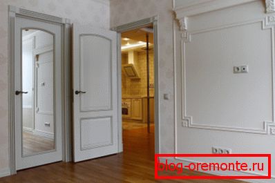 Ogledalo punjenje drvenog uprta Ogledalo punjenje drvenog uprta