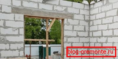 Ojačani betonski prekida preko otvora prozora. Ojačani betonski prekida preko otvora prozora.