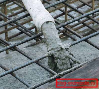 Tečni beton se isporučuje specijalnom pumpom. Tečni beton se isporučuje specijalnom pumpom.
